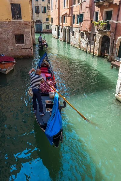 Veneza, Itália - 17.08.2019: Gôndolas tradicionais em wat veneziano — Fotografia de Stock