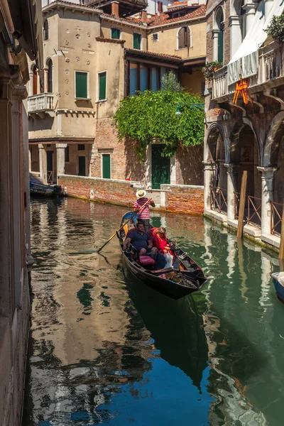 이탈리아, 베니스 - 17.08.2019: 베네치아 와트의 전통 곤돌라 — 스톡 사진