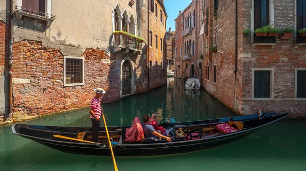 Velence, Olaszország - 17.08.2019: Hagyományos gondolák velencei vizekben — Stock Fotó
