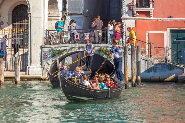 Venice, Italy - 17.08.2019: Traditional gondolas in venetian wat — Stock Photo, Image