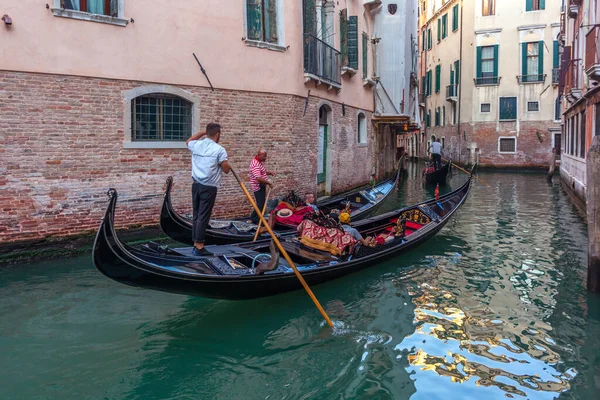 Veneza, Itália - 17.08.2019: Gôndolas tradicionais em wat veneziano — Fotografia de Stock