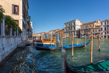 Venedik, İtalya - 15.08.2018: Gondol ve tekneler Büyük Kanal 'da, V