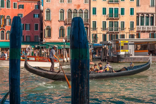 Venise, Italie - 15.08.2018 : Gondoles et bateaux sur Grand Canal, V — Photo