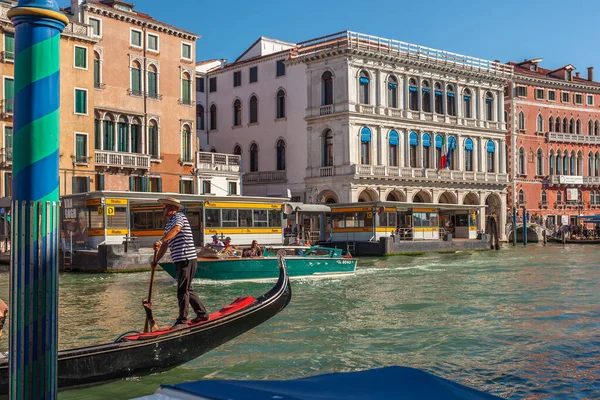 Venise, Italie - 15.08.2018 : Gondoles et bateaux sur Grand Canal, V — Photo