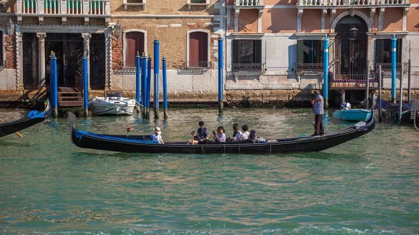 Venedik, İtalya - 16.08.2018: Gondol ve tekneler Büyük Kanal 'da, V — Stok fotoğraf