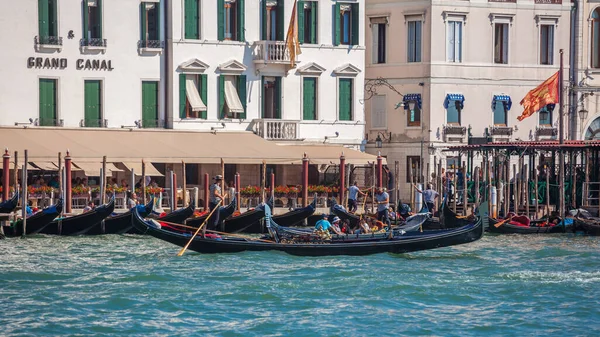 Velence, Olaszország - 16.08.2018: Gondolák és hajók a Grand Canal-on, V — Stock Fotó