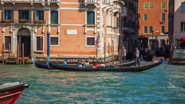 Venise, Italie - 16.08.2018 : Gondoles et bateaux sur Grand Canal, V — Photo