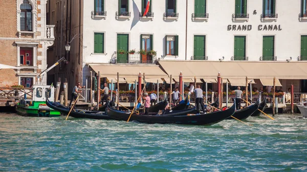 Venedik, İtalya - 16.08.2018: Gondol ve tekneler Büyük Kanal 'da, V — Stok fotoğraf