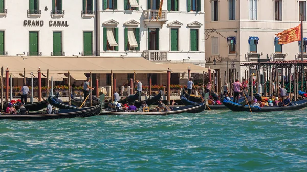 Velence, Olaszország - 16.08.2018: Gondolák és hajók a Grand Canal-on, V — Stock Fotó