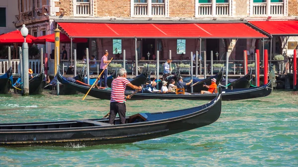 Benátky, Itálie - 16.08.2018: Gondoly a čluny na Grand Canal, V — Stock fotografie