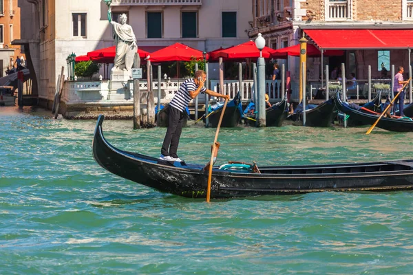 Venedik, İtalya - 16.08.2018: Gondol ve tekneler Büyük Kanal 'da, V — Stok fotoğraf