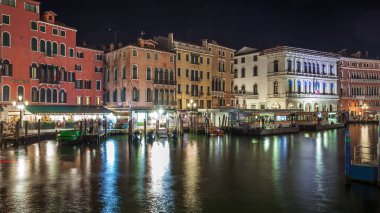 Venedik, İtalya - 16.08.2018: Goncolas ve tekneler Büyük Kanal 'da