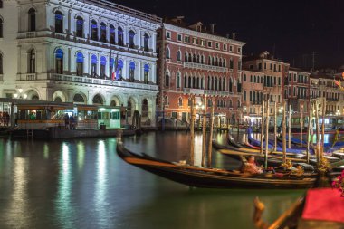 Venedik, İtalya - 16.08.2018: Goncolas ve tekneler Büyük Kanal 'da
