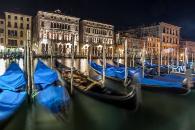 Venedik, İtalya - 16.08.2018: Goncolas ve tekneler Büyük Kanal 'da