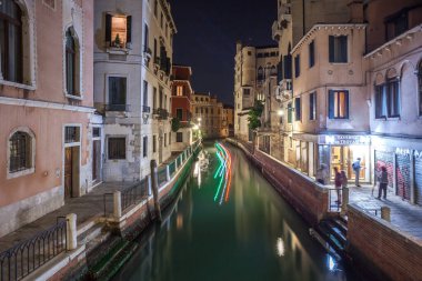 Venedik, İtalya - 18.08.2018: Venedik gece manzarası, eski binalar 