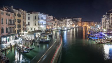 Venedik, İtalya - 18.08.2018: Goncolas ve tekneler Büyük Kanal 'da