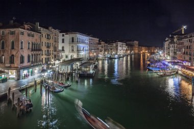 Venedik, İtalya - 18.08.2018: Goncolas ve tekneler Büyük Kanal 'da
