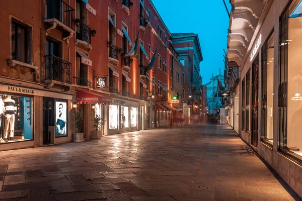 Venedik, İtalya - 18.08.2018: Venedik gece manzarası, eski binalar 