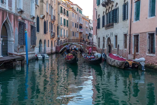 Venise, Italie - 17.08.2019 : Gondoles traditionnelles en wat vénitien — Photo