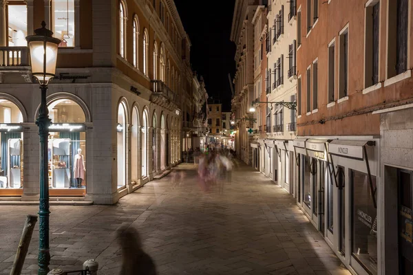 Venedik, İtalya - 18.08.2018: Venedik gece manzarası, eski binalar 