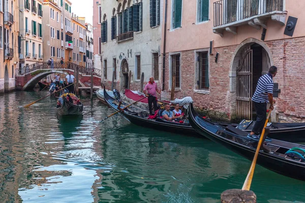 Venecia, Italia - 17.08.2019: Góndolas tradicionales en wat veneciano — Foto de Stock