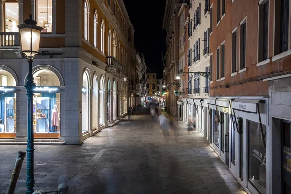 Venedik, İtalya - 18.08.2018: Venedik gece manzarası, eski binalar 