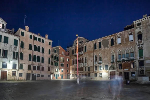 Venedik, İtalya - 18.08.2018: Venedik gece manzarası, eski binalar 
