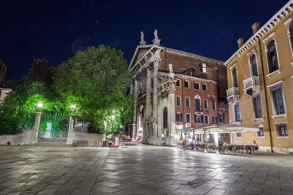 Venedik, İtalya - 18.08.2018: Venedik gece manzarası, eski binalar 