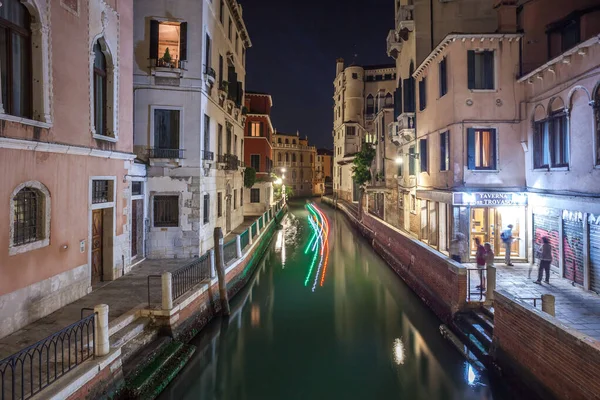 Venedik, İtalya - 18.08.2018: Venedik gece manzarası, eski binalar 