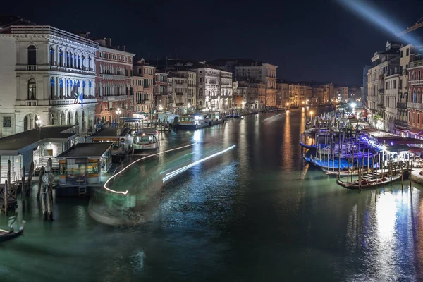 Venedik, İtalya - 18.08.2018: Goncolas ve tekneler Büyük Kanal 'da