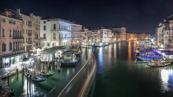Venedik, İtalya - 18.08.2018: Goncolas ve tekneler Büyük Kanal 'da