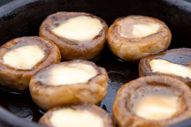 Ketsi peynirli suluguni ile pişirilmiş mantarları kapat. Gürcü