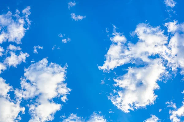 Blauer Himmel Hintergrund mit winzigen Wolken. — Stockfoto