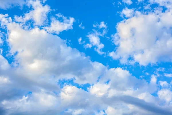 Langit biru latar belakang dengan awan kecil. — Stok Foto