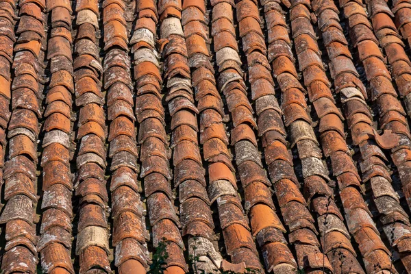 Telhas vermelhas velho telhado fundo, telhado da casa . — Fotografia de Stock