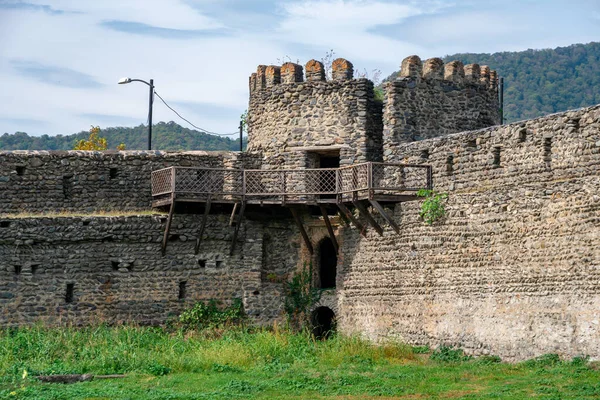 Старая средневековая цитадель Грузинской крепости в Кварели, Грузия — стоковое фото