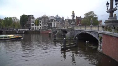 Amsterdam, Hollanda - 14.10.2019: Amsterdam 'ın eski merkezinde geleneksel kanalda tekneler. Seyahat