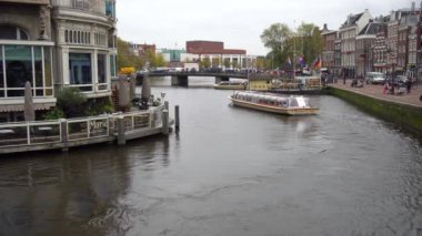 Amsterdam, Hollanda - 14.10.2019: Amsterdam 'ın eski merkezinde geleneksel kanalda tekneler. Seyahat