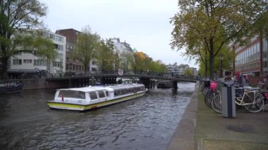 Amsterdam, Hollanda - 14.10.2019: Amsterdam 'ın eski merkezinde geleneksel kanalda tekneler. Seyahat