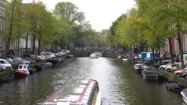 Amsterdam, Hollanda - 14.10.2019: Amsterdam 'ın eski merkezinde geleneksel kanalda tekneler. Seyahat