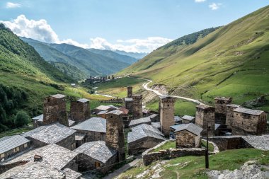 Shkhara Mt. eteklerindeki Ushguli köyünün görünümü. Resim