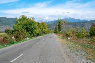 Kafkasya Dağı 'na giden yol yapraklar ile birlikte ağaçlar parçalanmıştı.