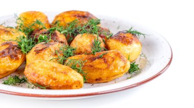 Kızarmış taze patates ve dereotu beyaz arka planda izole edilmiş bir tabakta. Ev yemeği.