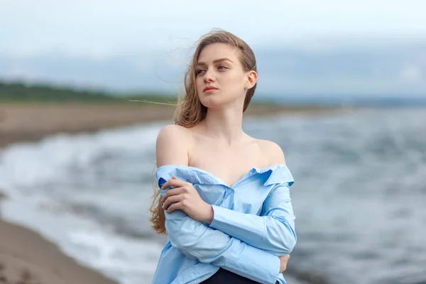 美丽的金发姑娘穿着蓝色的衬衫在海上悠闲自在 度假胜地 — 图库照片