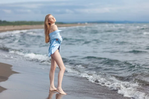 Όμορφη Νεαρή Ξανθιά Κοπέλα Ένα Μπλε Πουκάμισο Χαλαρώνοντας Στη Θάλασσα — Φωτογραφία Αρχείου
