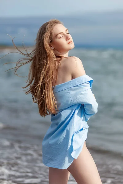 Όμορφη Νεαρή Ξανθιά Κοπέλα Ένα Μπλε Πουκάμισο Χαλαρώνοντας Στη Θάλασσα — Φωτογραφία Αρχείου