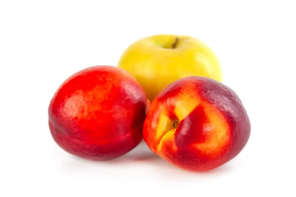 新鲜的有机桃和苹果 背景为白色 食物健康 — 图库照片