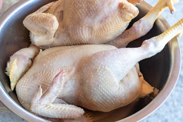 Yemek ve et temizlemek ve hazırlamak için metal bir kasede çiğ tavuk.
