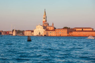 San Georgio Maggiore adasının Giudecca Kanalı 'nın sularını Palladio, Venedik, İtalya tarafından tasarlanmış olan çadır ve kilisesiyle izleyin.