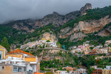 Positano 'da bir dağda güzel renkli evler, İtalya' nın Amalfi kıyısında bir kasaba.